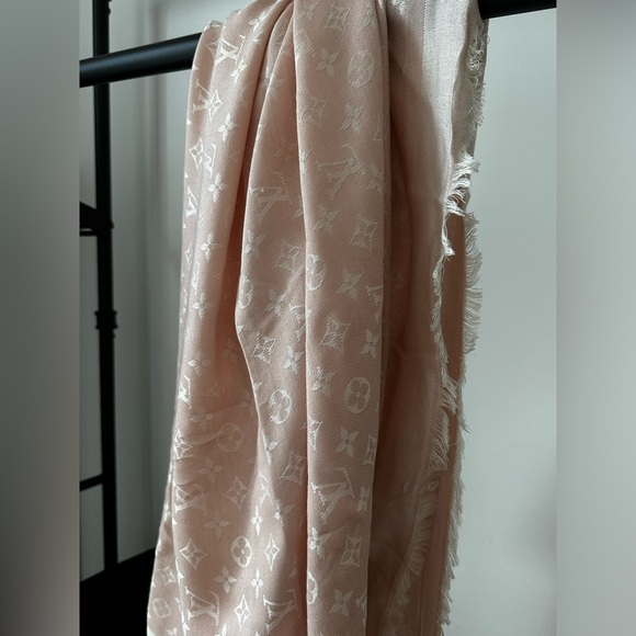 Authentic Louis Vuitton Denim Scarf Rose Poudre - Picture 4 of 8